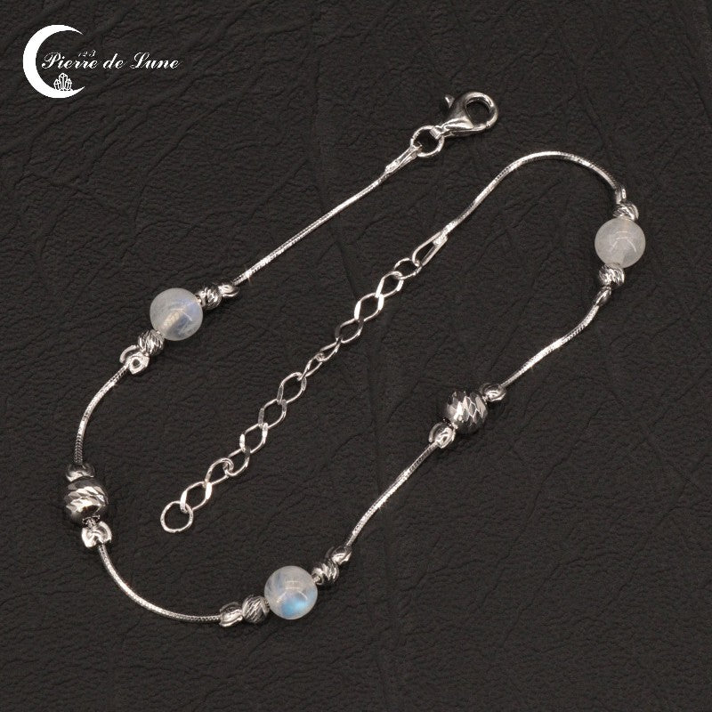 Gros plan sur la chaîne fine et le fermoir ajustable du Bracelet Pierre de Lune (Erato)