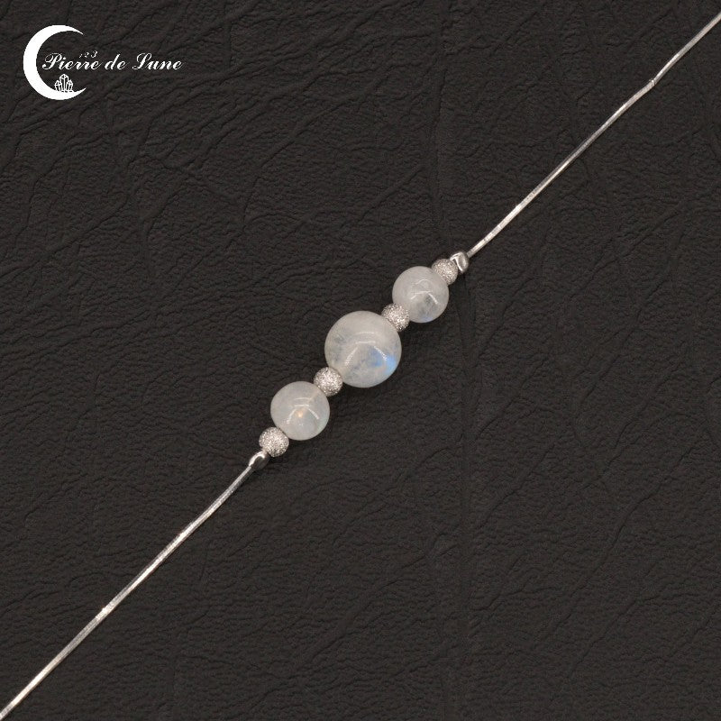 Composition élégante du Bracelet Pierre de Lune (Anna) à trois perles sur fond clair