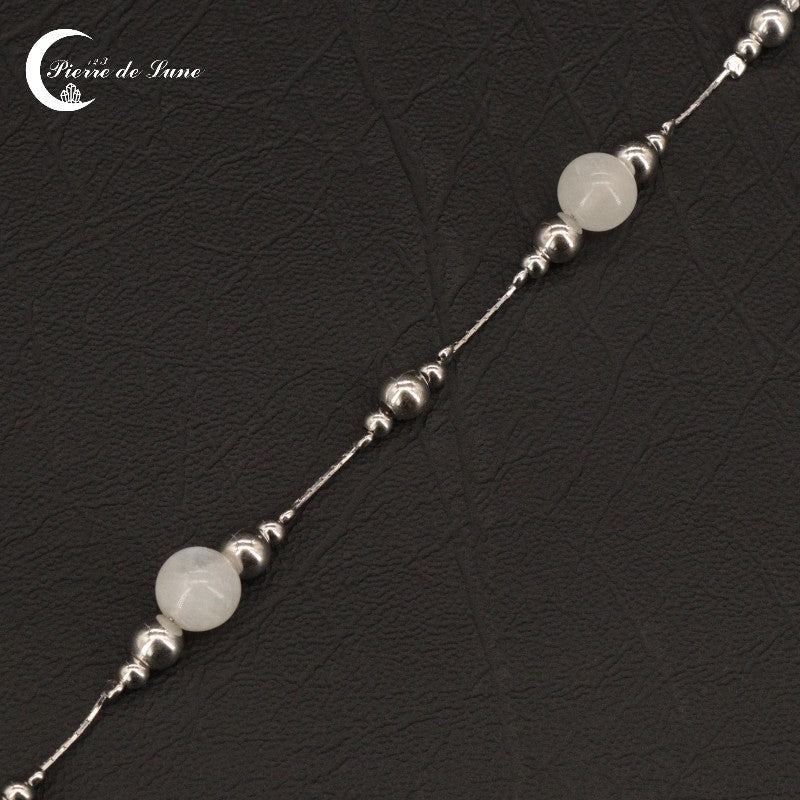 Élégant Bracelet (Sappho) hypoallergénique avec duo de Pierres de Lune 8mm sur fond neutre.
