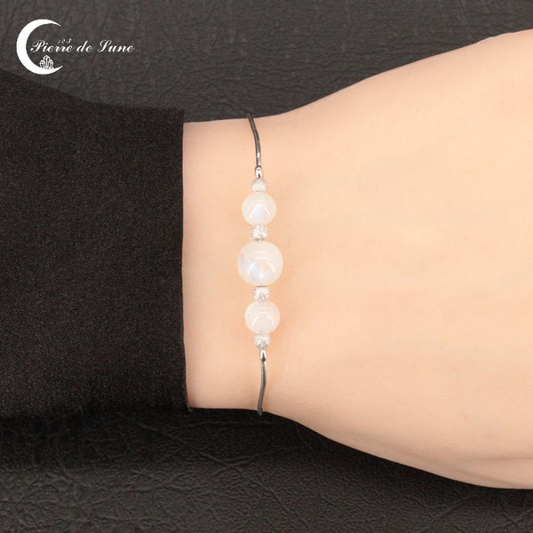 Vue rapprochée des reflets naturels des trois perles de lune du Bracelet (Anna).