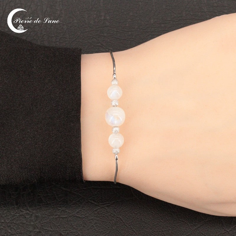 Vue rapprochée des reflets naturels des trois perles de lune du Bracelet (Anna).