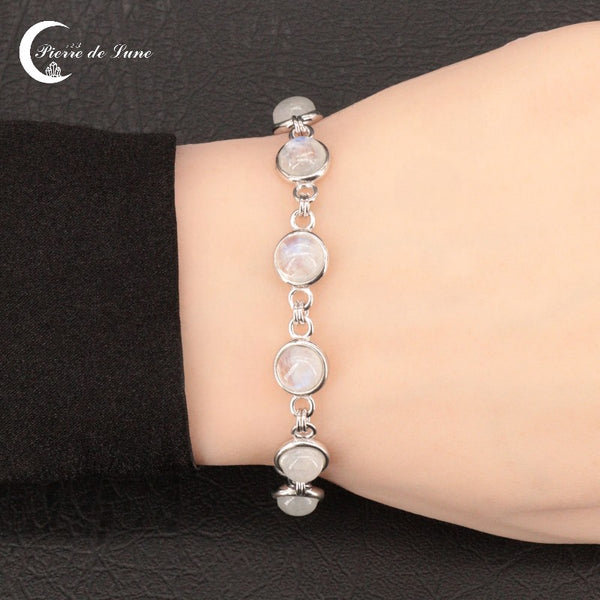 Vue détaillée de la ligne continue des 10 pierres de lune polies du Bracelet (Amathie).