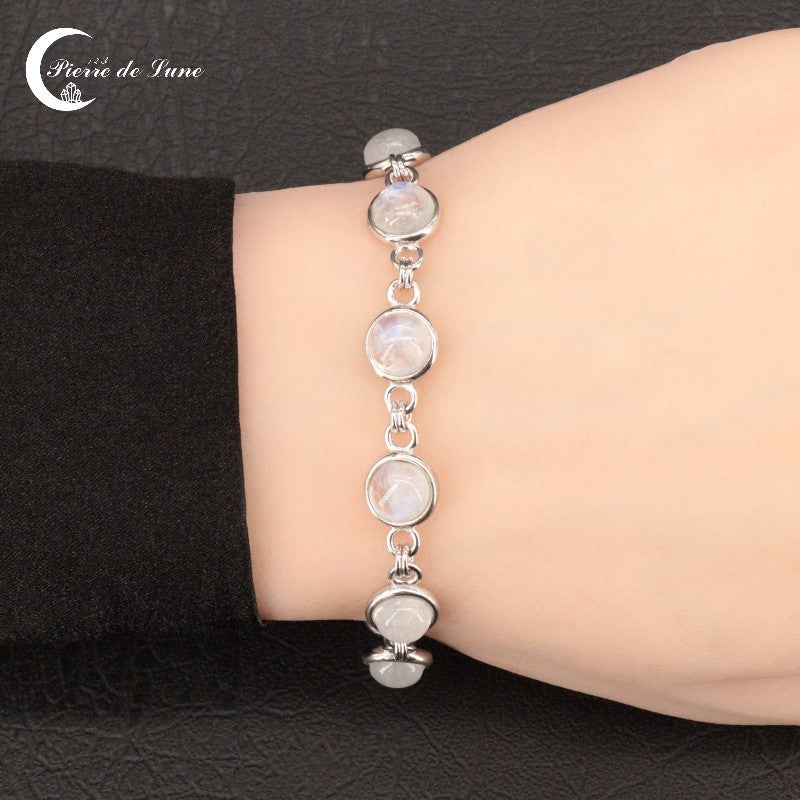 Vue détaillée de la ligne continue des 10 pierres de lune polies du Bracelet (Amathie).