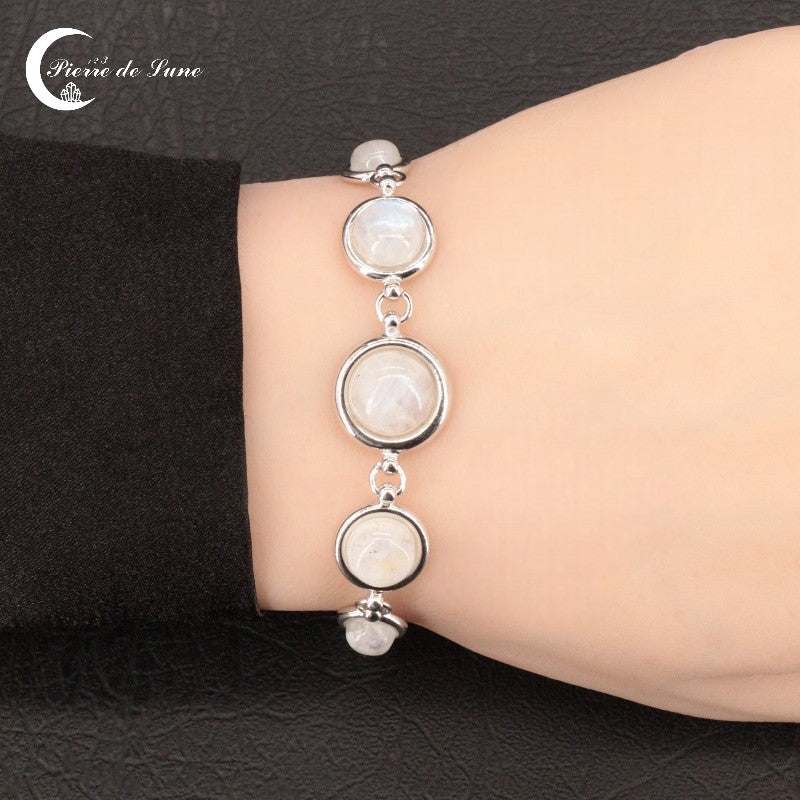 Vue détaillée des 5 pierres de lune polies en tailles graduées du Bracelet (Calliope).
