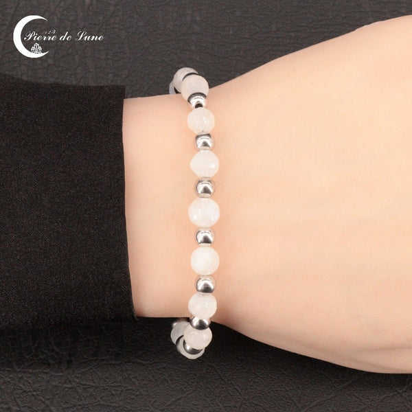 Vue détaillée du scintillement des 15 perles facettées du Bracelet Pierre de Lune (Céleste).