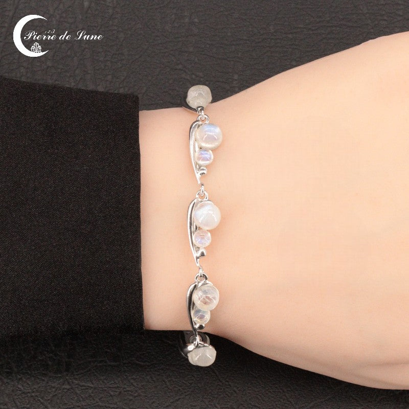 Vue détaillée du rythme des 18 pierres de lune cabochon (4/6mm) du Bracelet (Eudora).