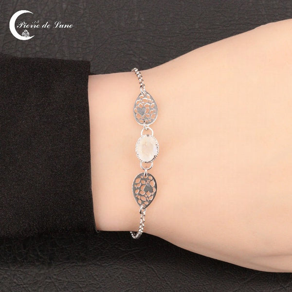 Vue détaillée de la pierre de lune ovale facettée du Bracelet (Ismène) montrant ses éclats.