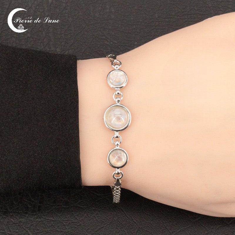 Vue détaillée des 3 pierres de lune finition cabochon (8mm, 6mm) du Bracelet (Kléio).
