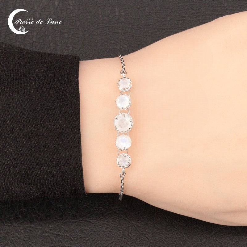 Vue détaillée du scintillement des 5 pierres facettées graduées (6,5,4mm) du Bracelet (Lectra).