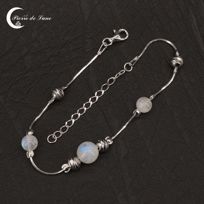Gros plan sur la composition unique des 3 perles (8mm, 6mm) du Bracelet Pierre de Lune (Pythie).