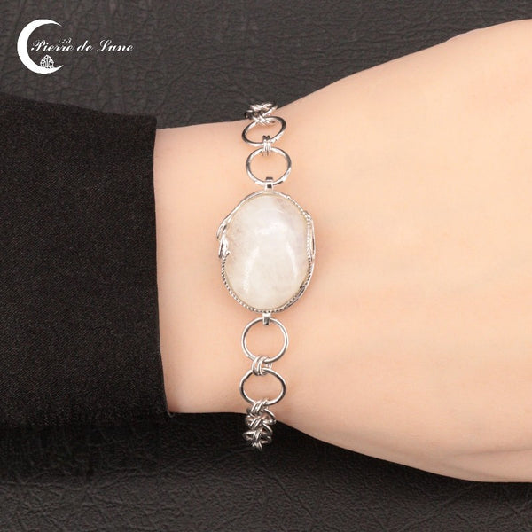 Vue détaillée de l'imposante pierre de lune ovale (15x20mm) polie du Bracelet (Séléné).
