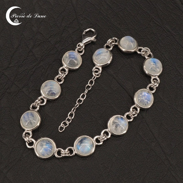 Gros plan sur les reflets doux des 10 cabochons polis 7mm du Bracelet (Amathie).