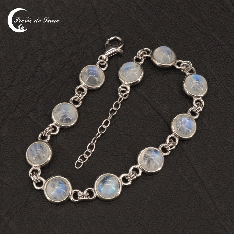 Gros plan sur les reflets doux des 10 cabochons polis 7mm du Bracelet (Amathie).