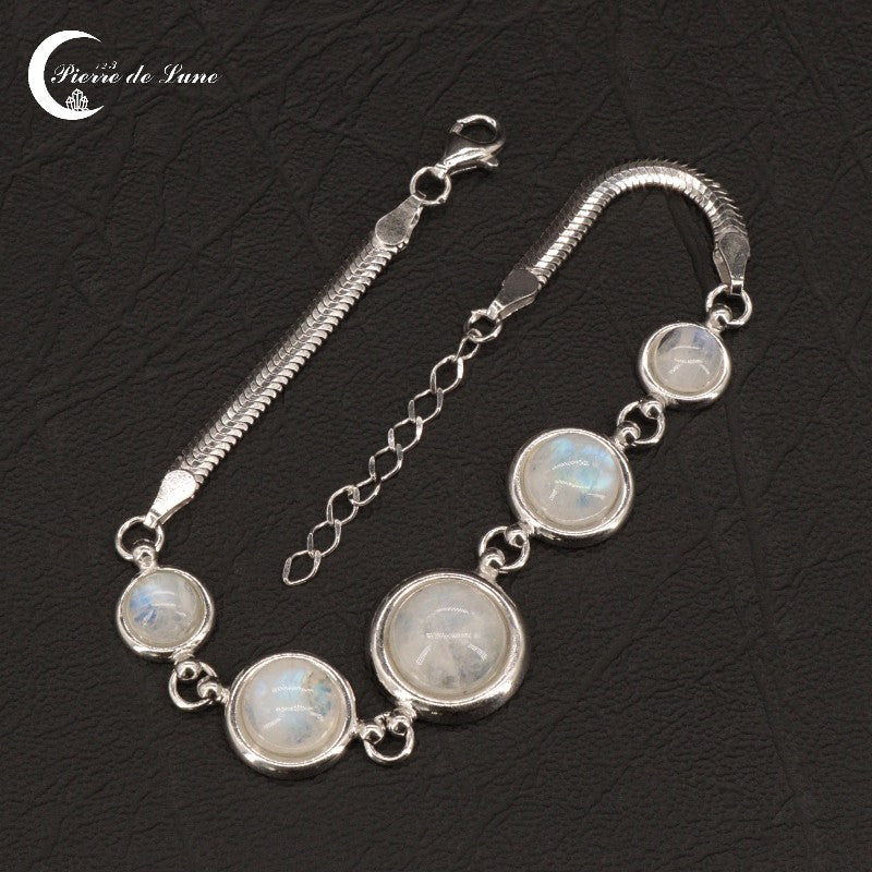 Gros plan sur la disposition graduée des cabochons du Bracelet (Calliope) en argent rhodié.