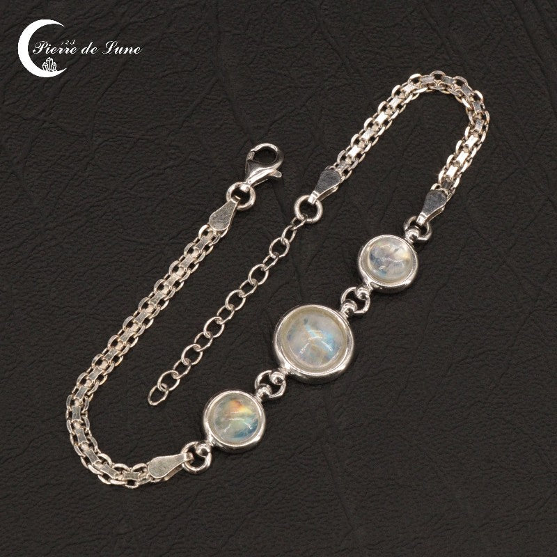 Gros plan sur la disposition des cabochons 8mm et 6mm du Bracelet (Kléio) en argent rhodié.