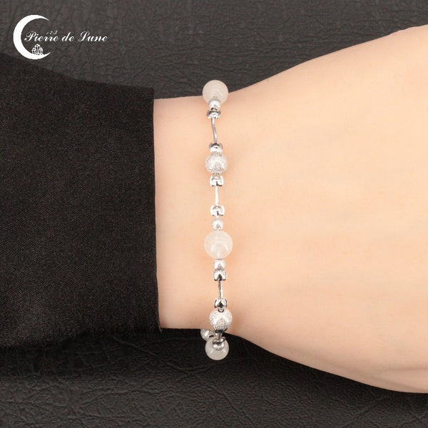Vue détaillée des quatre perles polies 6mm du Bracelet Pierre de Lune (Capucine).