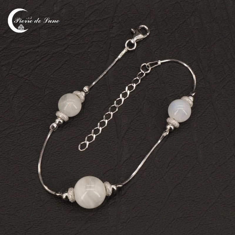 Gros plan sur l'arrangement des perles 10mm et 8mm du Bracelet (Acantha) en argent rhodié.