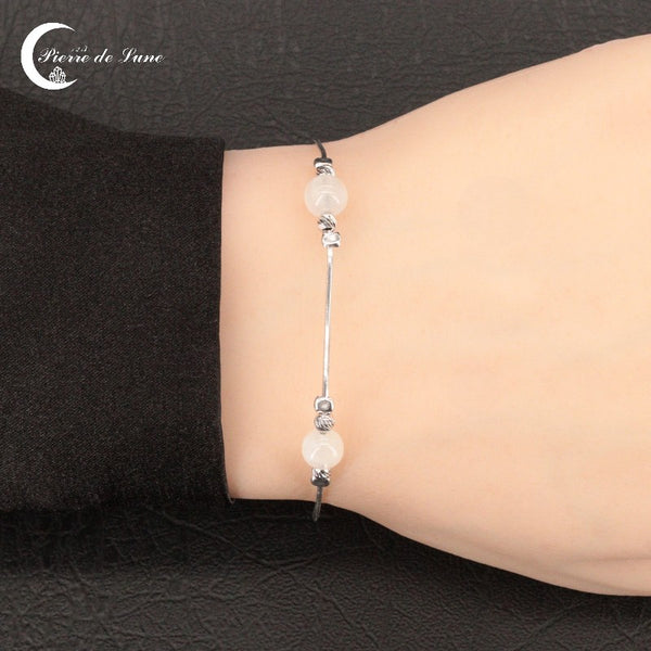 Vue détaillée des reflets bleutés des pierres naturelles du Bracelet Pierre de Lune (Hespéra).