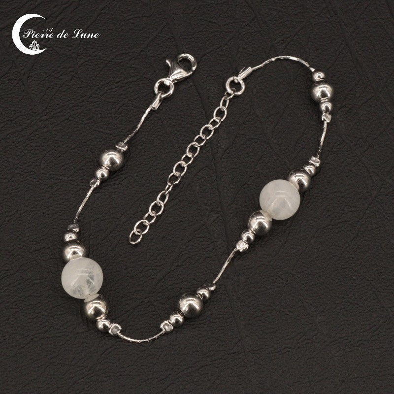 Détail de la chaîne fine en argent rhodié et du fermoir du Bracelet Pierre de Lune (Sappho).