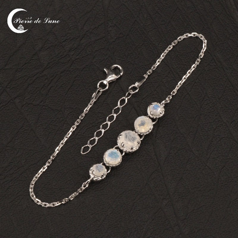 Gros plan sur la finition cabochon facetté unique des pierres graduées du Bracelet (Lectra).