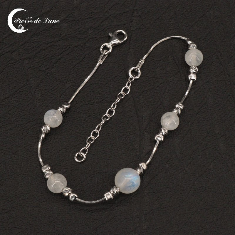 Détail de la composition symétrique des perles (8mm centrale, 6mm latérales) du Bracelet Pierre de Lune (Auriane).