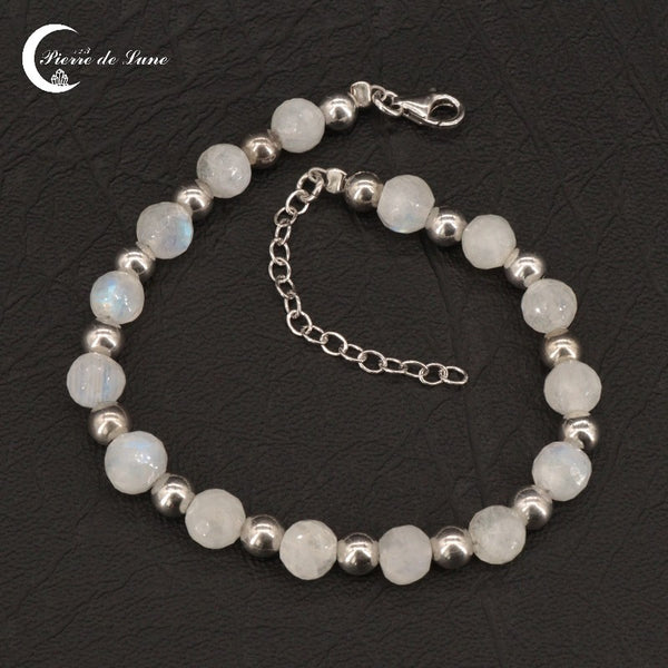 Gros plan sur la chaîne en argent rhodié et les perles facettées du Bracelet (Céleste).