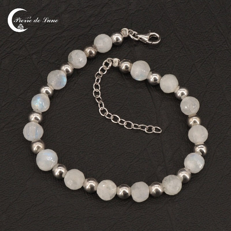 Gros plan sur la chaîne en argent rhodié et les perles facettées du Bracelet (Céleste).