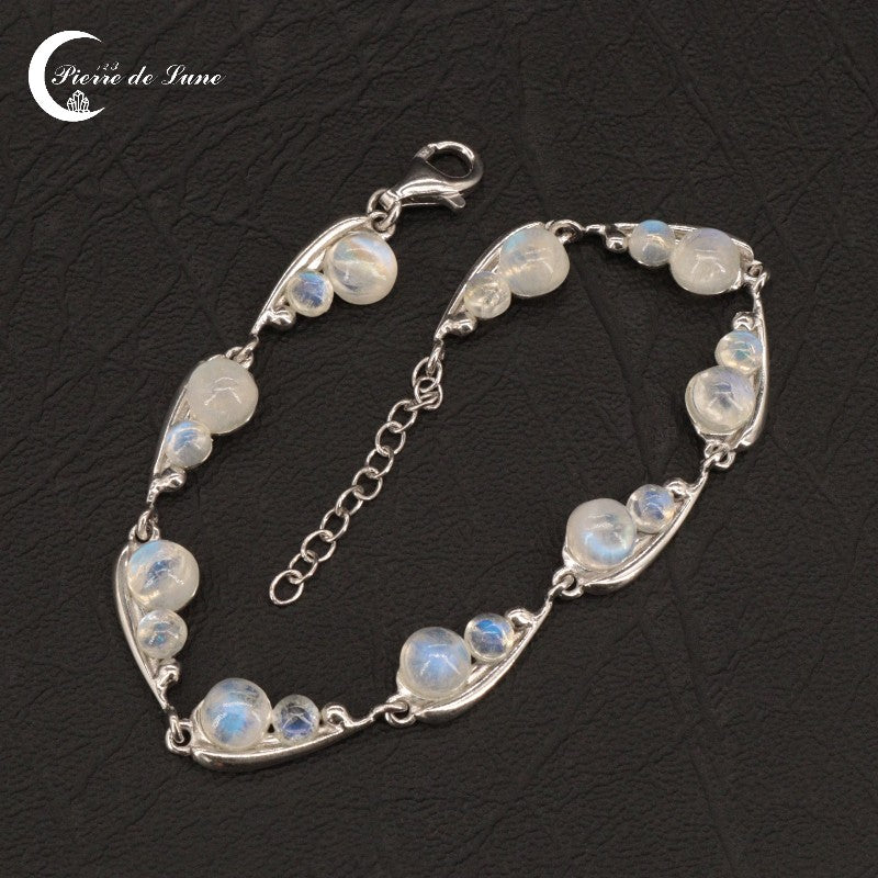 Gros plan sur la texture créée par l'alternance des cabochons 4mm et 6mm du Bracelet (Eudora).