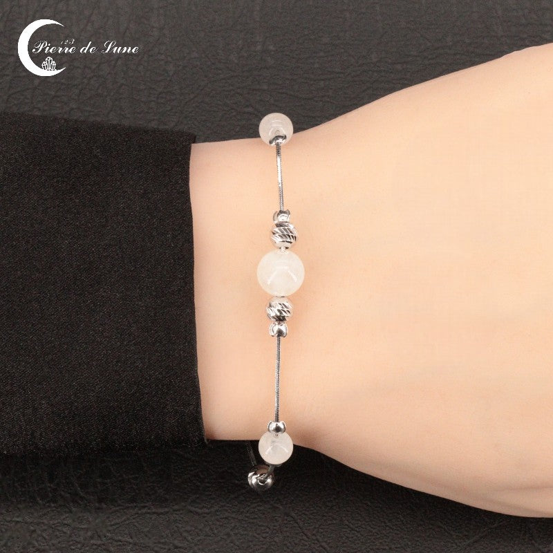 Vue détaillée des reflets des 3 pierres de lune (8mm, 6mm) du Bracelet (Pythie).