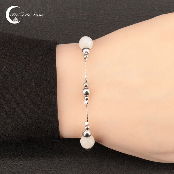 Vue rapprochée des deux perles polies de 8mm du Bracelet (Sappho) et leurs reflets.