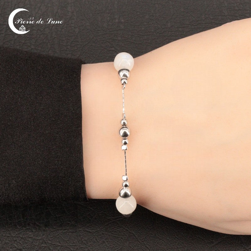 Vue rapprochée des deux perles polies de 8mm du Bracelet (Sappho) et leurs reflets.