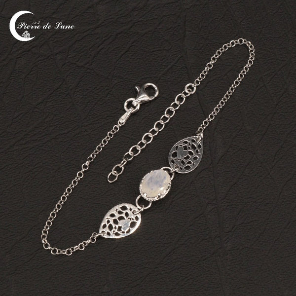 Gros plan sur la finition facettée unique de la pierre ovale du Bracelet Pierre de Lune (Ismène).