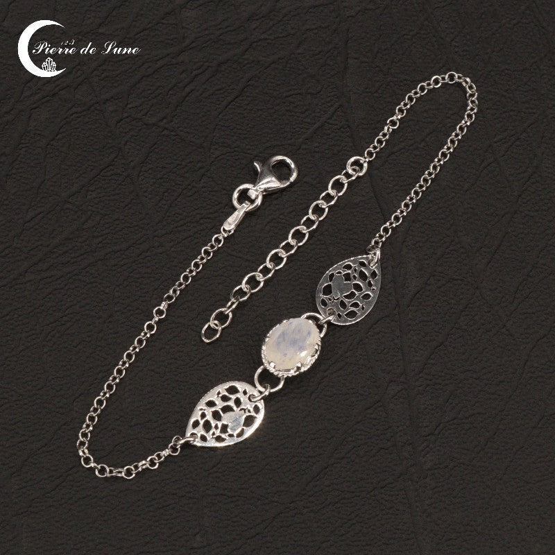 Gros plan sur la finition facettée unique de la pierre ovale du Bracelet Pierre de Lune (Ismène).