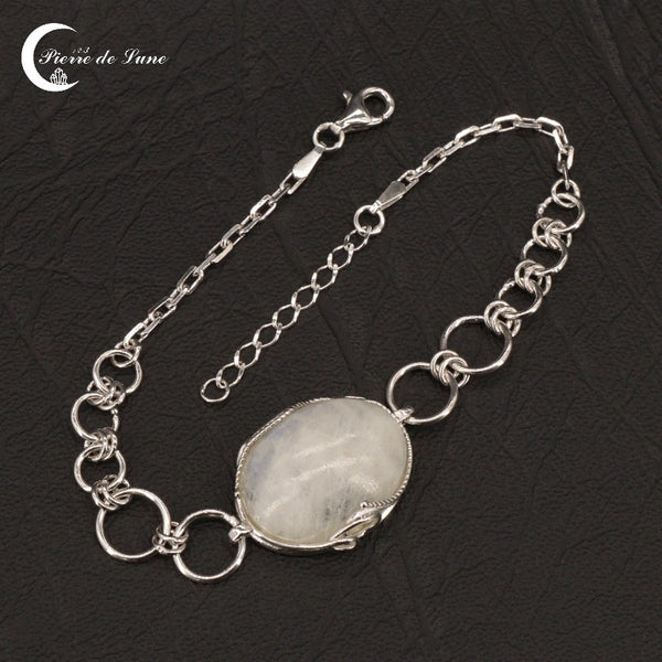 Gros plan sur le sertissage en argent rhodié du grand cabochon ovale du Bracelet (Séléné).