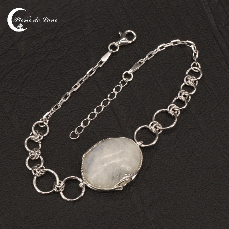 Gros plan sur le sertissage en argent rhodié du grand cabochon ovale du Bracelet (Séléné).