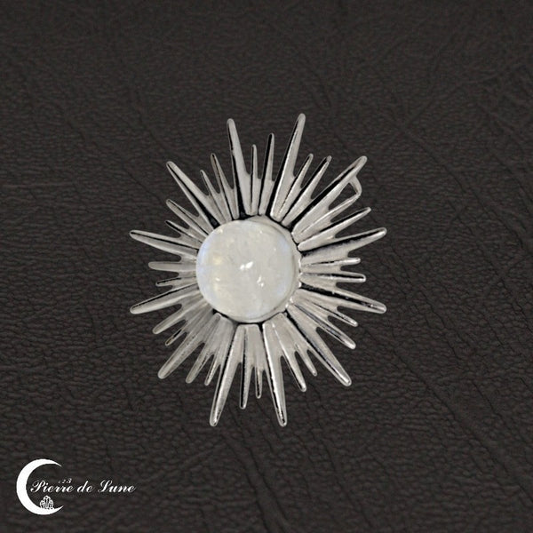 Elégant Pendentif Pierre de Lune (Solarius) pour femme sur fond noir.