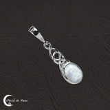 Face avant du Pendentif Pierre de Lune (Hypatie) sur fond neutre.