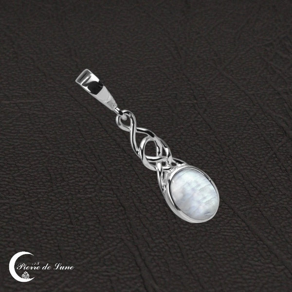 Face avant du Pendentif Pierre de Lune (Hypatie) sur fond neutre.