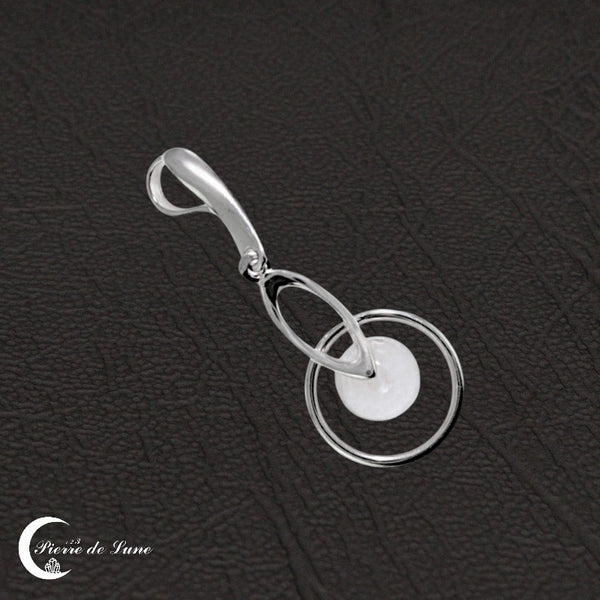 Détail de la pierre de lune naturelle du Pendentif (Léto) sur sa monture en argent.