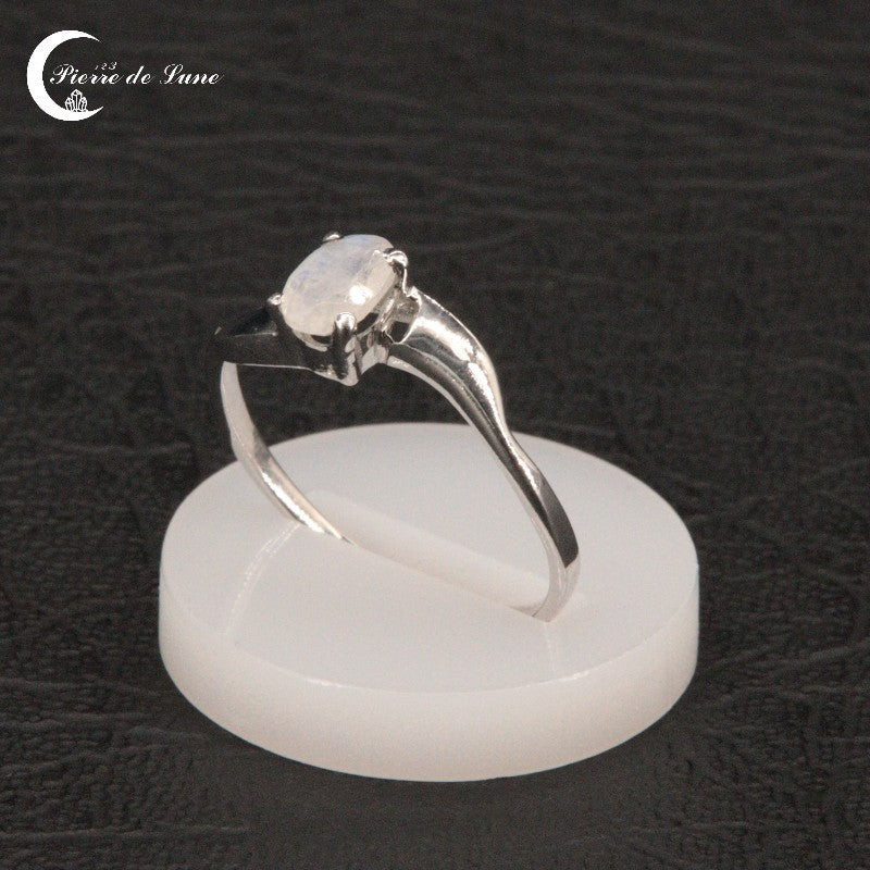 Scintillement de la pierre de lune ovale facettée 6mm - Bague (Cassandra).