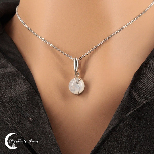 Le Pendentif (Charme) en pierre de lune véritable, mettant en exergue son cabochon lumineux de 10mm.