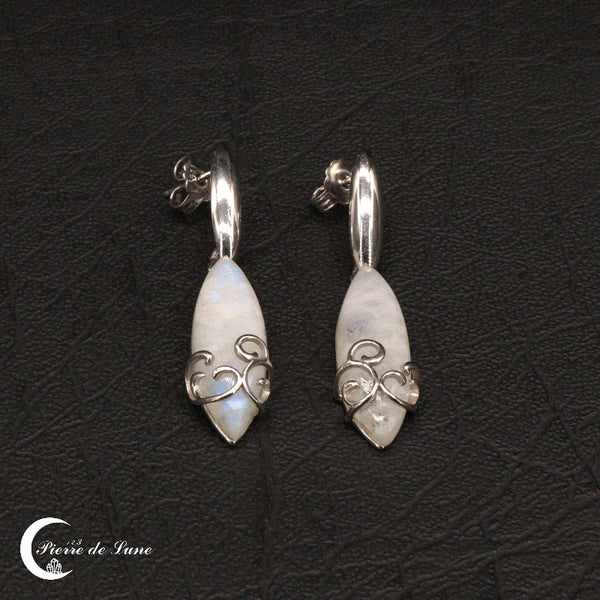 Gros plan sur l'éclat de la pierre des Boucles d'oreilles Pierre de Lune (Chryséis)