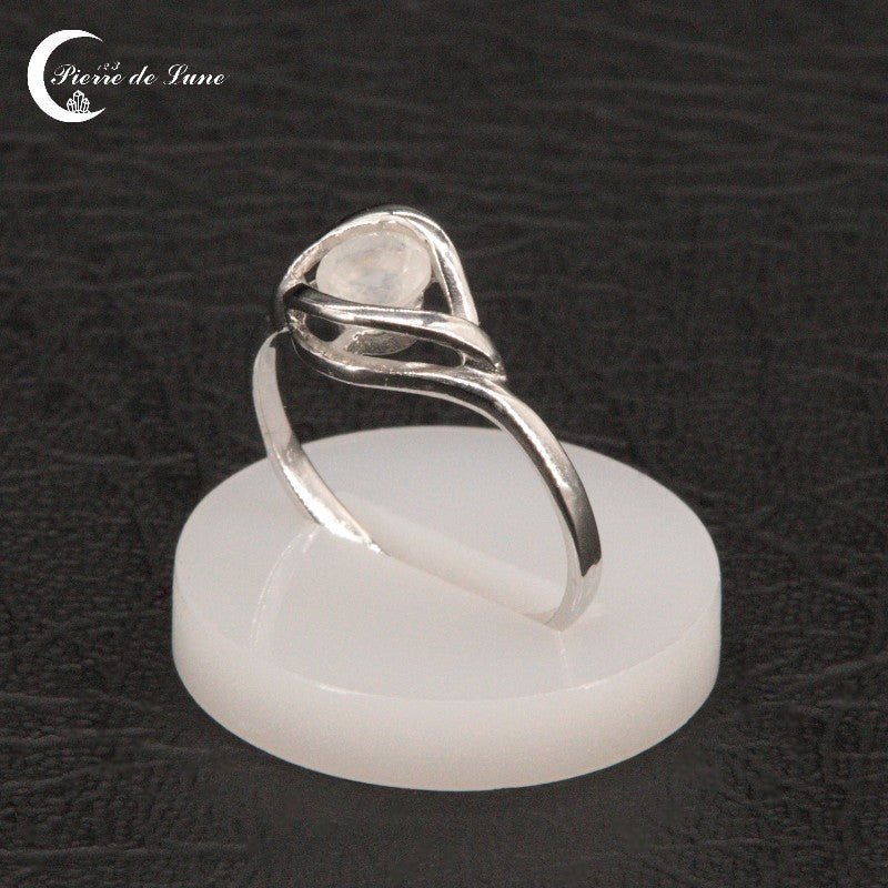 Éclat subtil de la pierre de lune ronde cabochon - Bague Pierre de Lune (Clémence).
