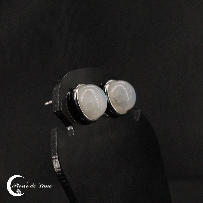 Détail de la pierre de lune de 8mm de la boucle d'oreille type clou (Eclat).
