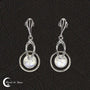 Bijou femme : Boucles d'oreilles (Althéas) avec pierre de lune ronde.