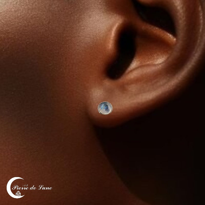 Macro d'une Boucle d'oreille Pierre de Lune (Artemisia) mettant en évidence la pierre de lune ronde de 6mm.