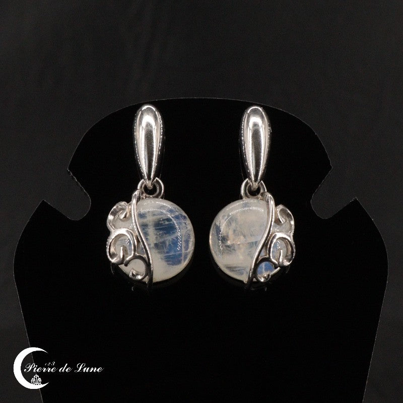 Gros plan sur une Boucle d'oreille Pierre de Lune (Harmonie) montrant l'éclat de la pierre de 10mm.