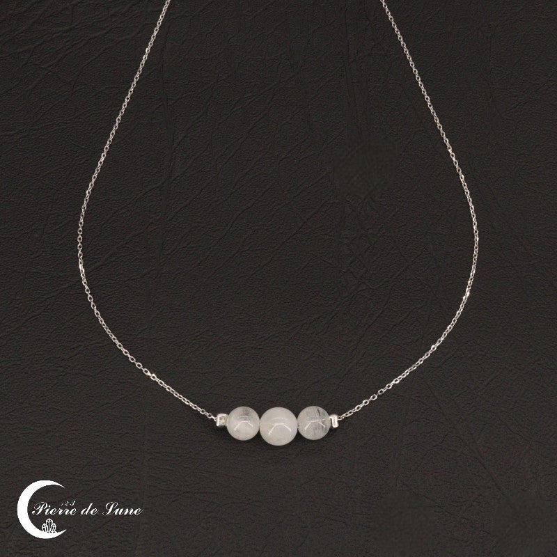 Détail de l'agencement des trois perles de lune polies du Collier Pierre de Lune (Aura).