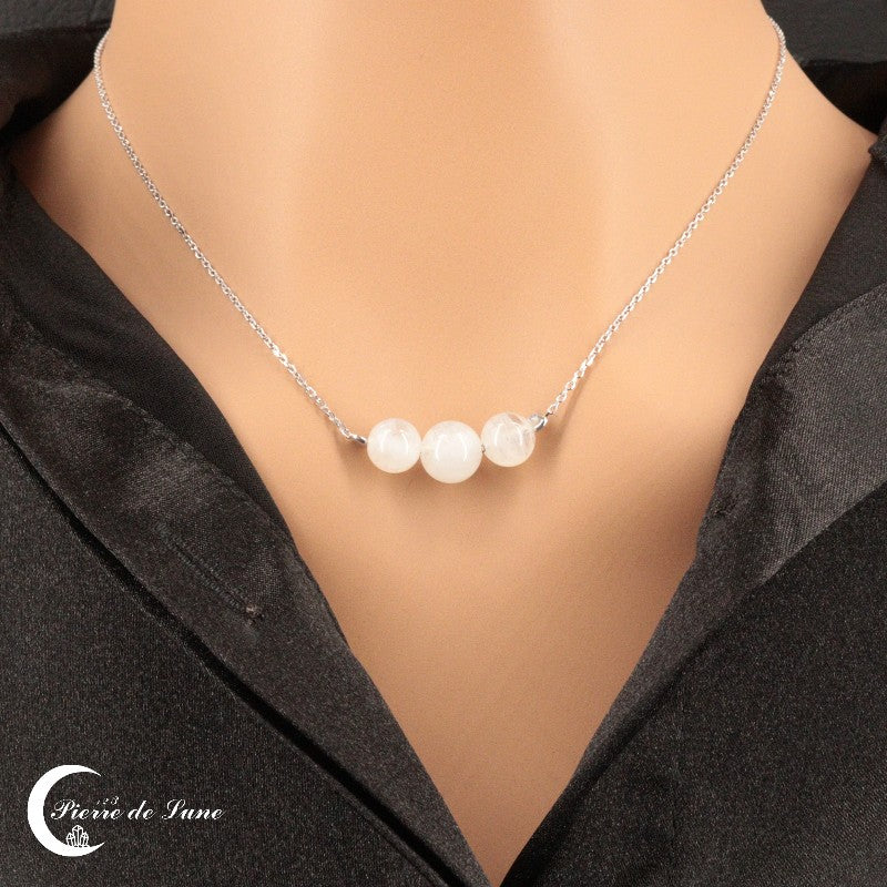 Gros plan sur le Collier Pierre de Lune (Aura) et ses trois gemmes rondes (8mm et 6mm), éclat subtil.