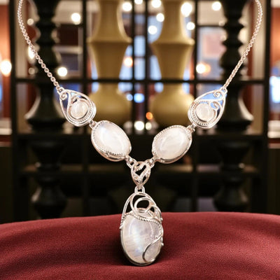 Collier cabochon ovale en pierre de lune, chaîne argent 925, reflets bleutés